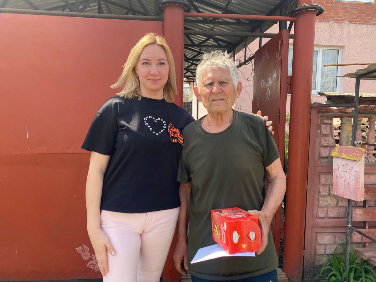 В преддверии 80-летия Великой Победы в Великой Отечественной войне педагоги школы поздравляет тружеников тыла и детей войны.